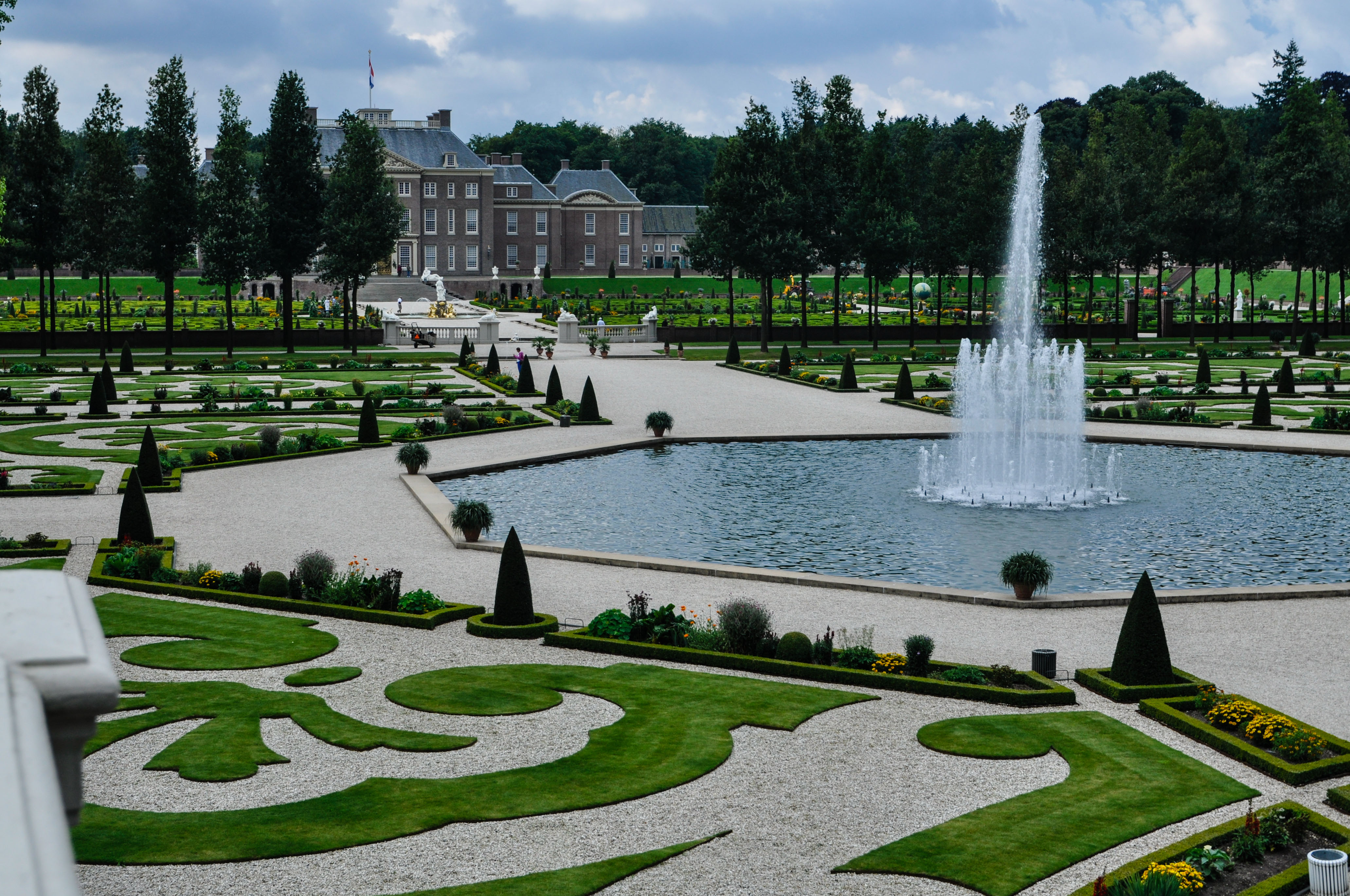 Garden Inspiration: Palace Het Loo, Thinking Outside the Boxwood- Axial symmetry and grand fountains